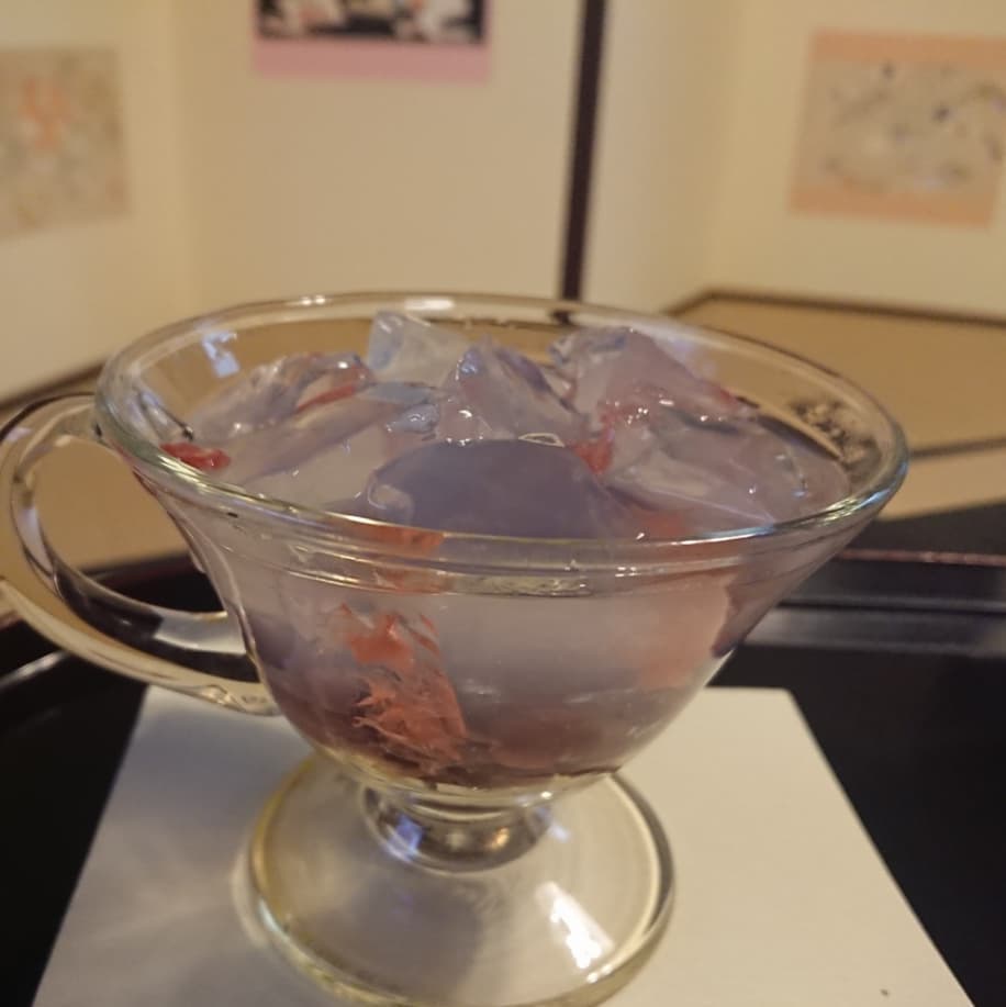 「琥珀流し」4月は『桜』 ガラスの器の底に小豆を敷いて（大極殿本舗 Instagram）